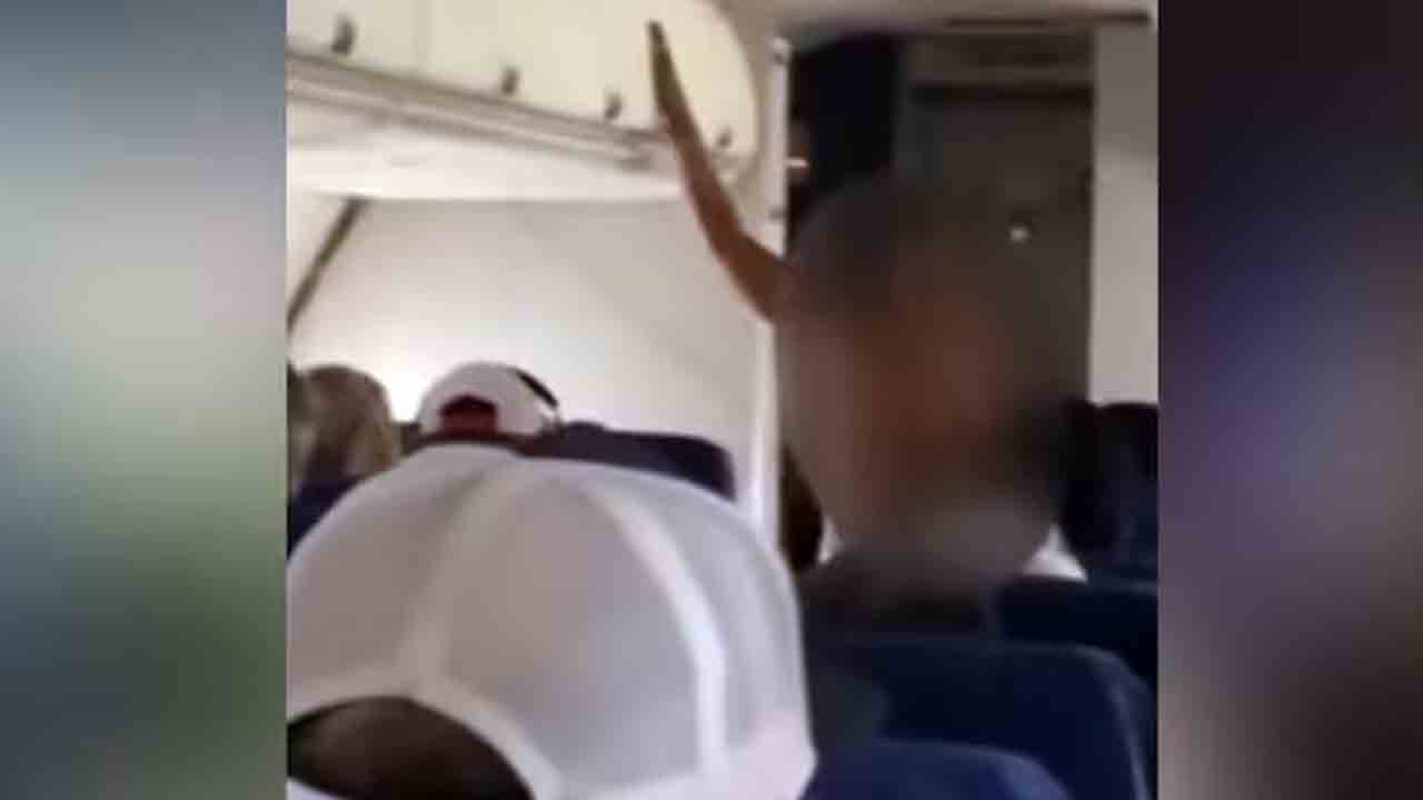 Woman Passenger | షాకింగ్‌.. దుస్తులు తీసేసి విమానంలో పరుగులు తీసిన మహిళా ప్రయాణికురాలు