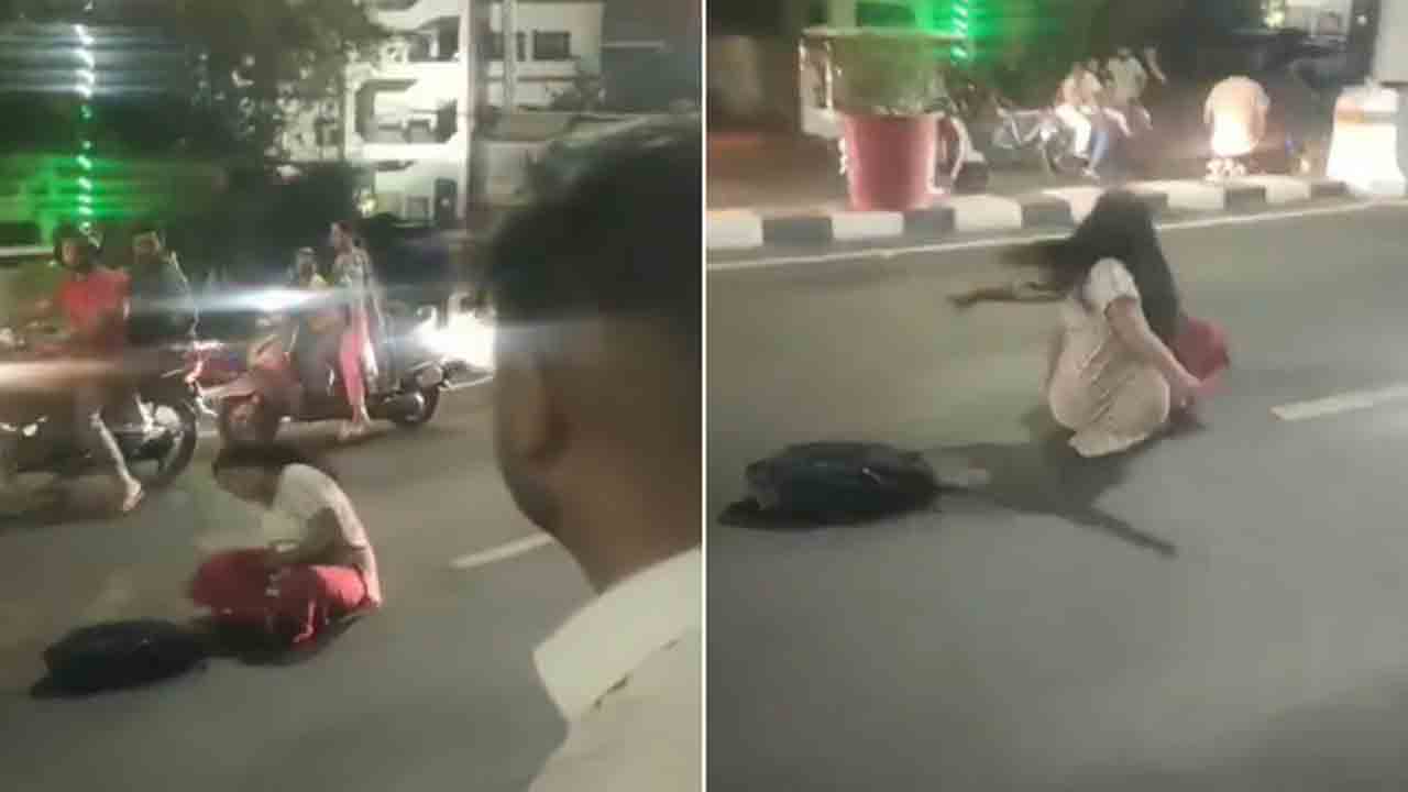 Watch: రాత్రి వేళ మహిళ హంగామా.. రోడ్డుపై కూర్చొని ఏం చేసిందంటే?