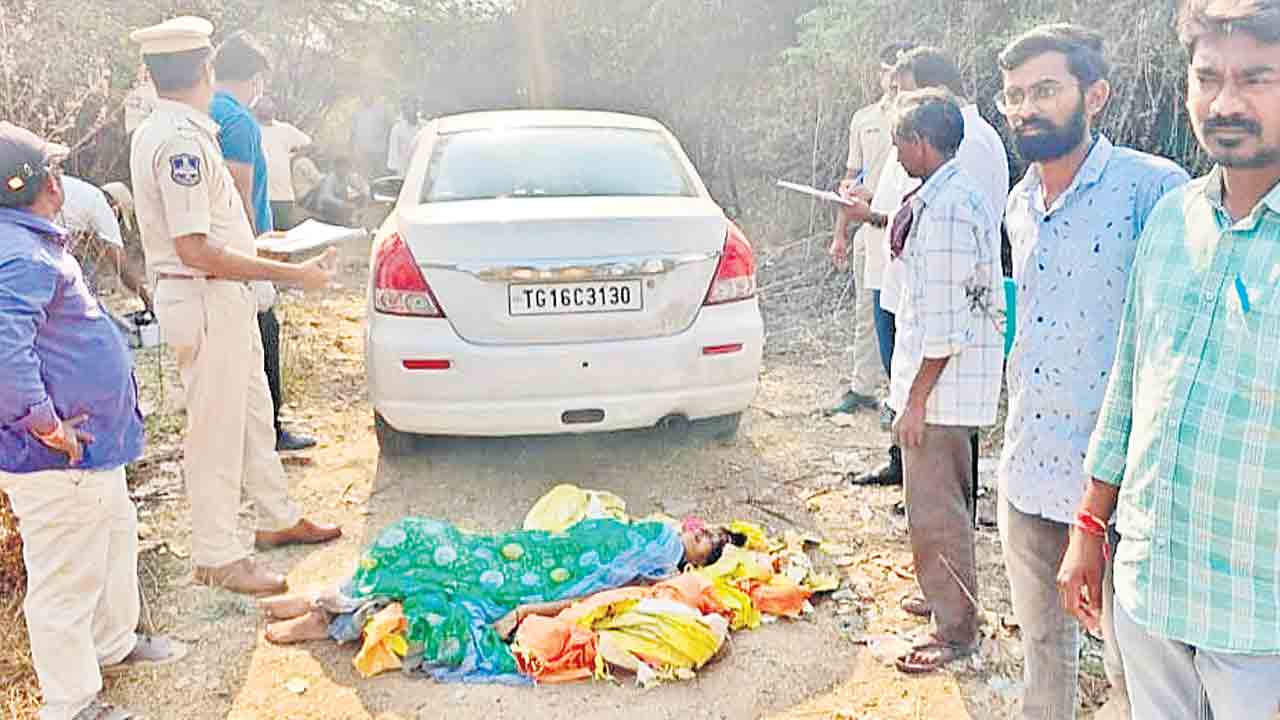 కారు డిక్కీలో మహిళ శవం