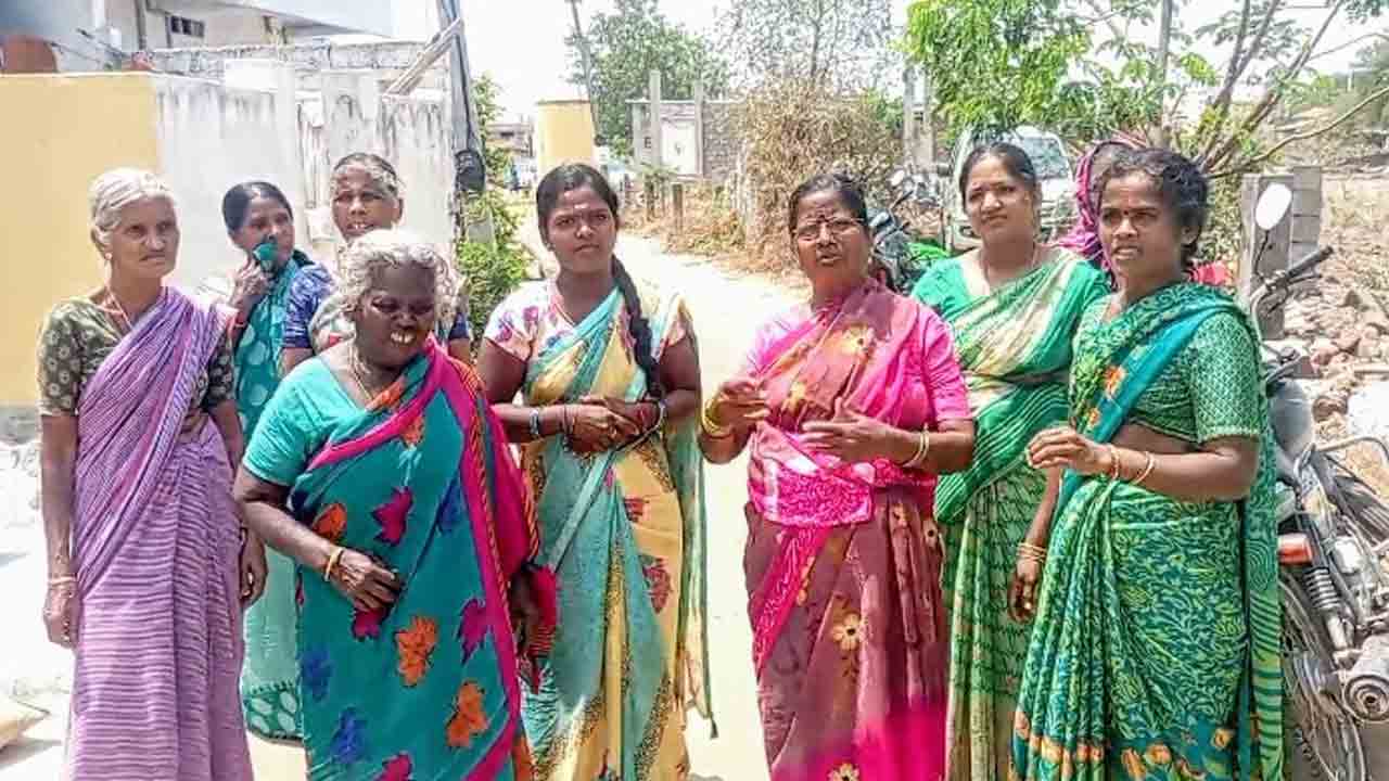 Women Protest | రోడ్డు వేయకుంటే ప్రచారానికి రానివ్వం.. ఎండలో నిల్చొని మహిళల నిరసన