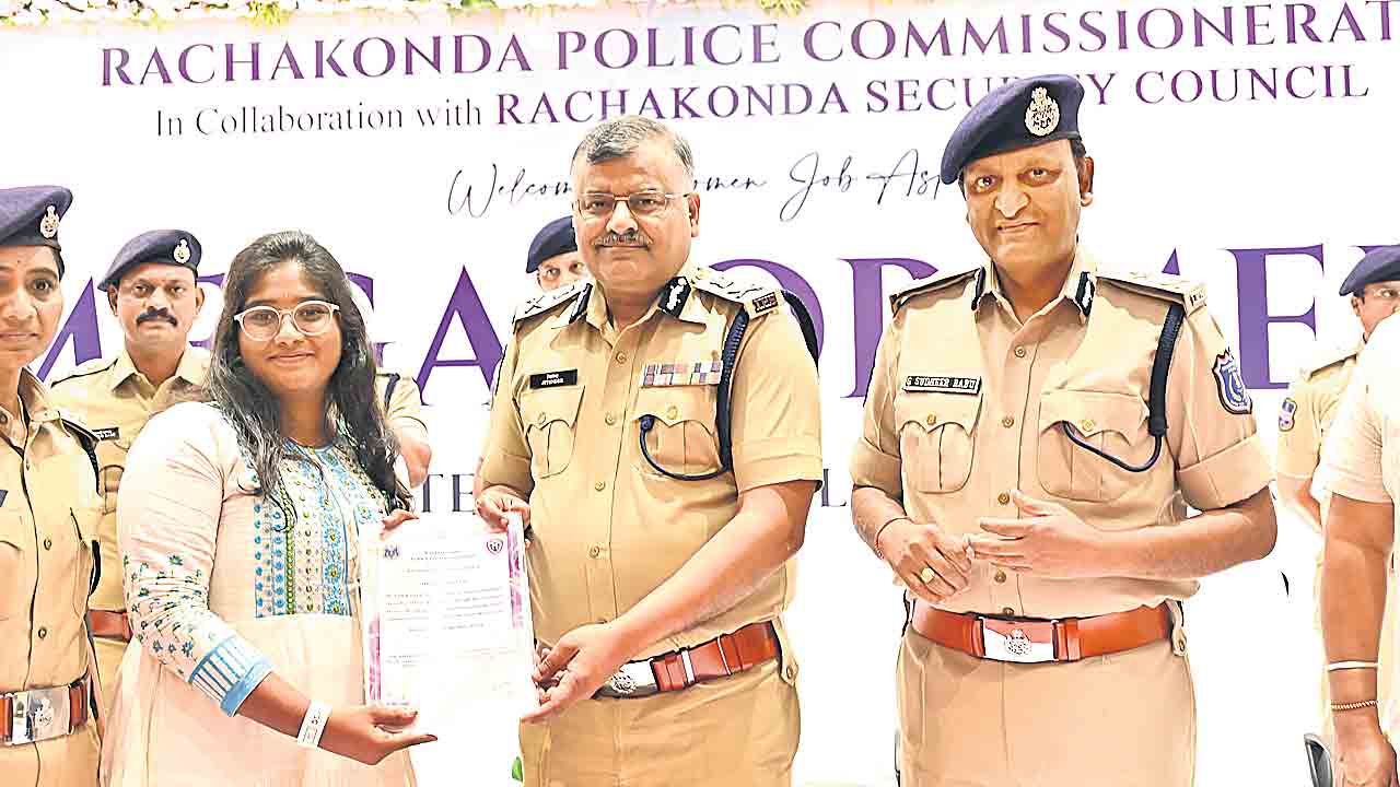 మహిళలు నైపుణ్యాలను మెరుగు పరుచుకోవాలి