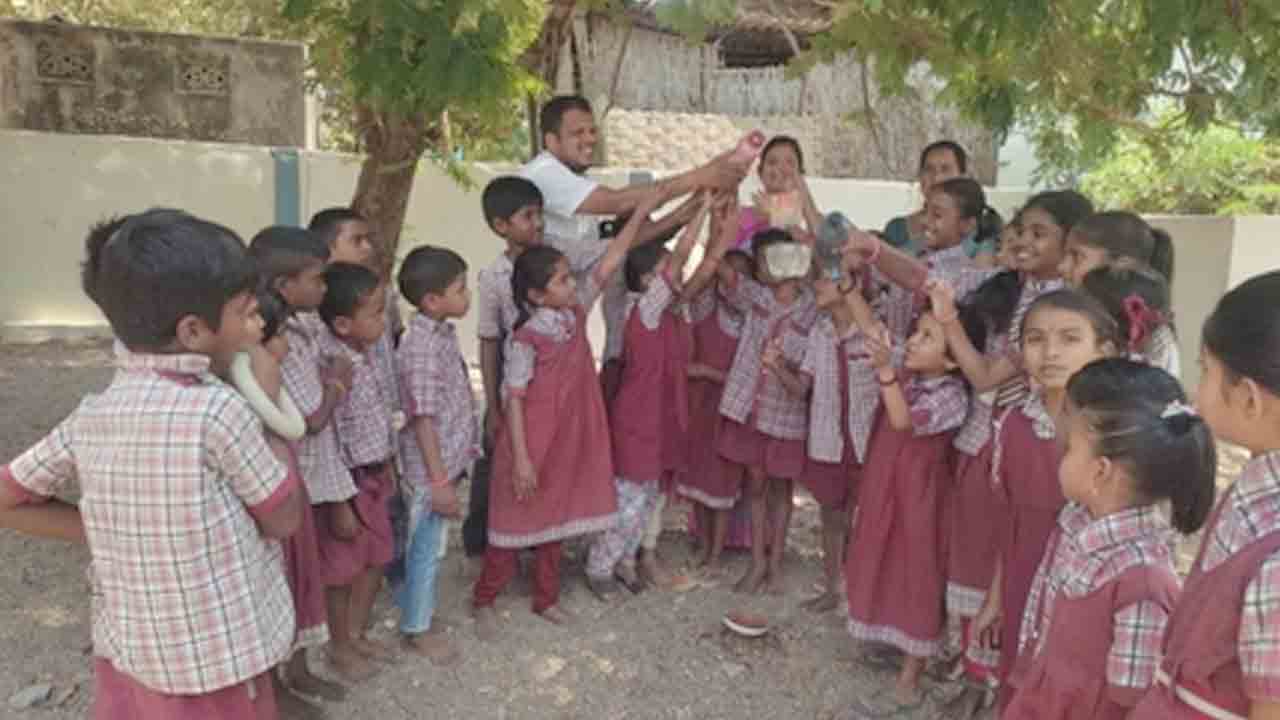 World Sparrow Day | గుడిరేవు పాఠశాలలో ఘనంగా ప్రపంచ పిచ్చుకల దినోత్సవం