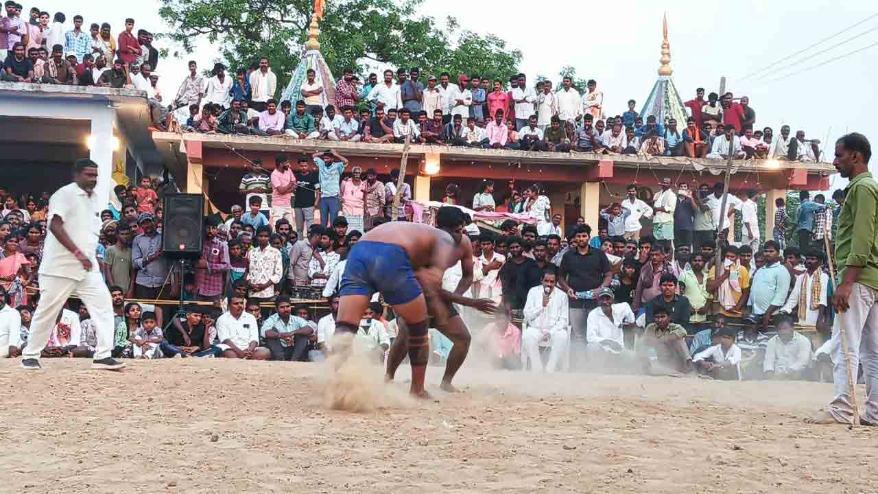 Wrestling competitions | టేక్మాల్‌లో దంగల్‌.. హోరాహోరీగా కుస్తీ పోటీలు