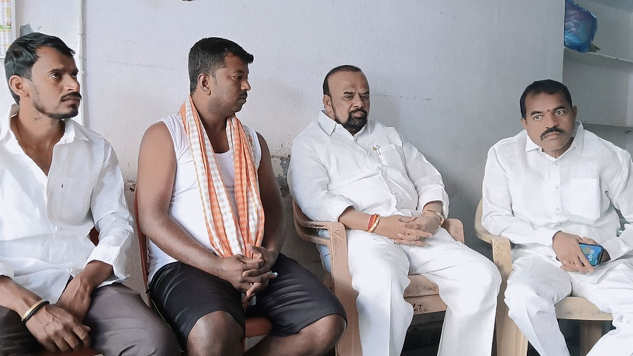 Yadagirigutta | బీఆర్ఎస్ నాయకుల కుటుంబాలకు డీసీసీబీ మాజీ చైర్మన్ పరామర్శ..