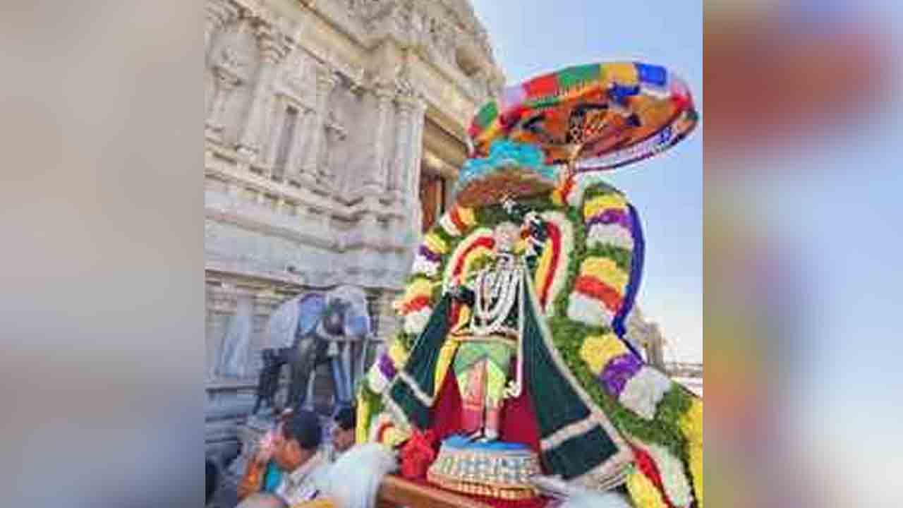 Yadadri Lakshmi narasimha swamy | గోవర్ధనగిరిధారిగా యాదగిరీశుడు.. వైభవోపేతంగా అలంకార సేవలు