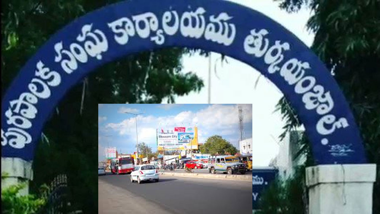 Foot Over Bridge | ప్రాణాలు అరచేతిలో పెట్టుకొని రోడ్డు దాటుతున్నాం.. ఫుట్‌ ఓవర్‌ బ్రిడ్జి నిర్మించండి..