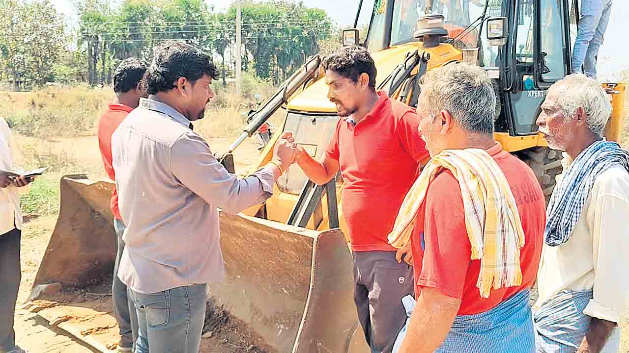 సొంత ఖర్చులతో కాల్వ పూడికతీత