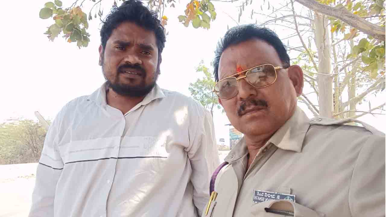 Suicide Attempt | గోదావరి నదిలో ఆత్మహత్యా యత్నానికి పాల్పడిన వ్యక్తిని కాపాడిన పోలీసులు