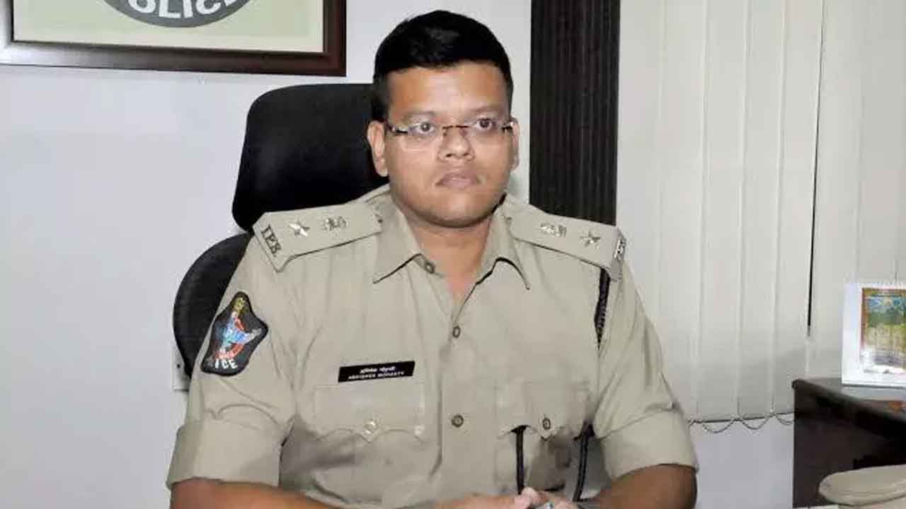 ఐపీఎస్‌ అభిషేక్‌ మహంతికి తాత్కాలిక ఊరట
