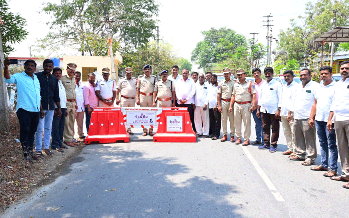 ACP Madhusudan Reddy : జలాల్‌పూర్ చెరువు కట్ట వద్ద బారికేడ్ల‌ ఏర్పాటు