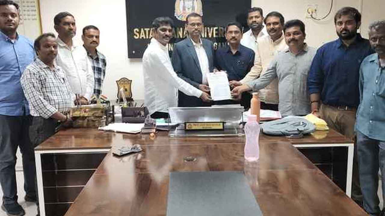 డిగ్రీ, పీజీ సెమిస్టర్ పరీక్షలను బహిష్కరిస్తాం