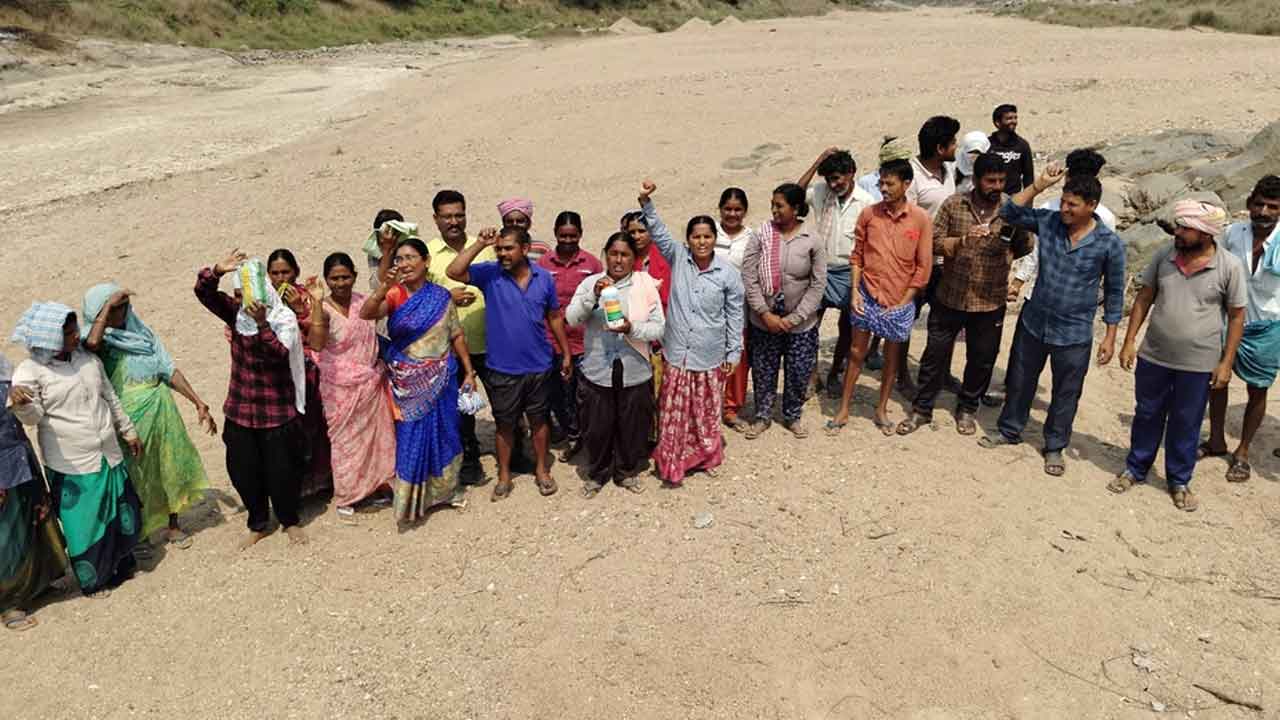 Akeru Vagu | కండ్లముందే ఎండుతున్న పంటలు.. ఆకేరు వాగులో మందు డబ్బాలతో రైతులు నిరసన