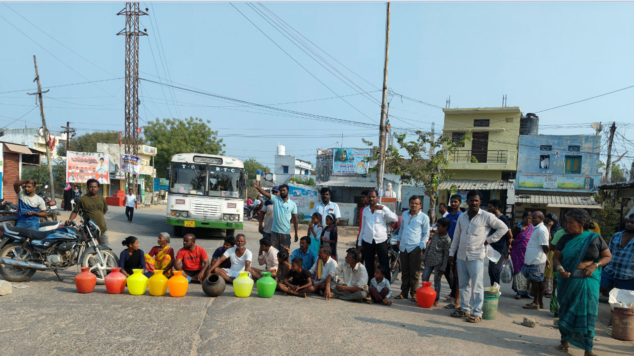 Amarachinta | అమరచింతలో తాగునీటి తండ్లాట.. ఖాళీ బిందెలతో రోడ్డెక్కిన ప్రజలు