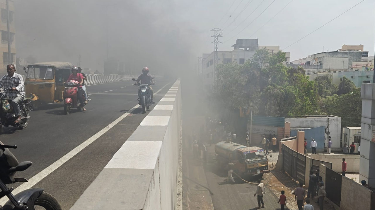 Amberpet Flyover | అంబర్‌పేట్‌ ఫ్లైఓవర్‌ వద్ద అగ్నిప్రమాదం.. భారీగా ట్రాఫిక్‌ జామ్‌
