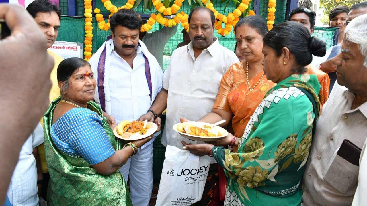 అమీర్‌పేటలో రోజుకు 300 మందికి ఉచితంగా పెరుగన్నం.. అభినందించిన మాజీ మంత్రి తలసాని