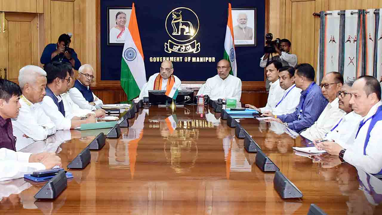 రోడ్లపై స్వేచ్ఛగా తిరిగేలా చూడండి