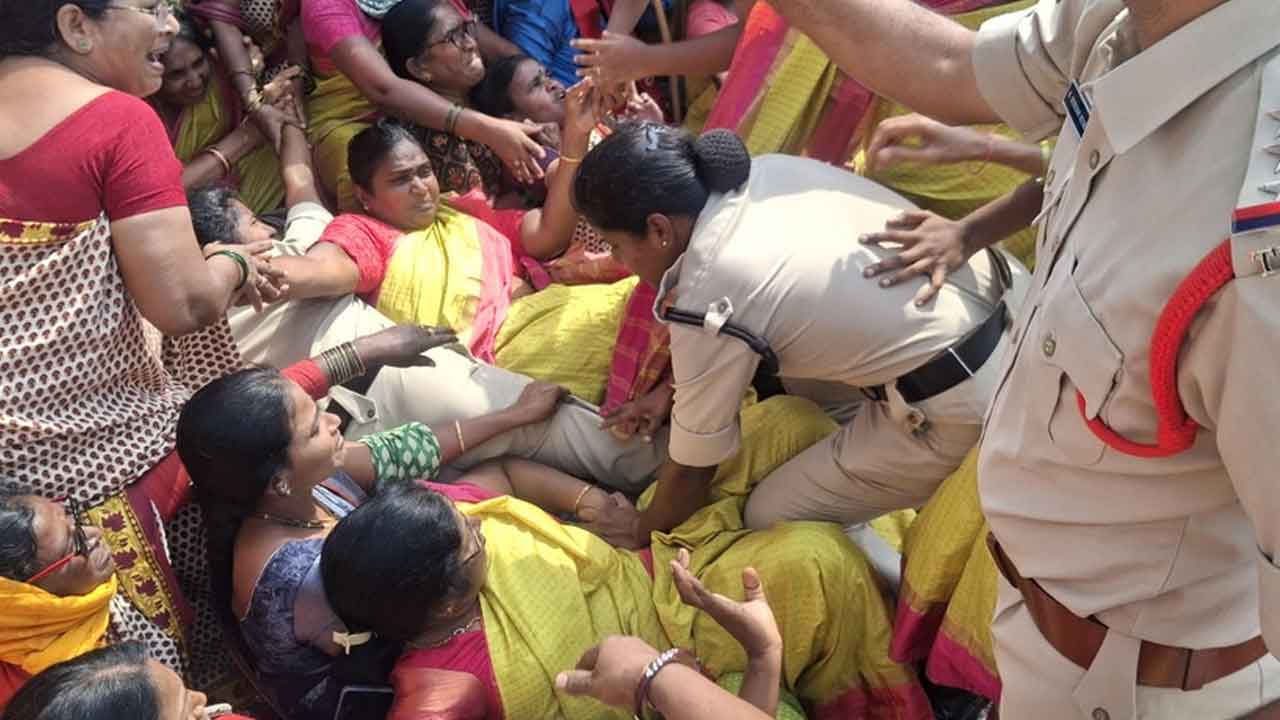 Anganwadi workers | ఉద్రిక్తంగా మారిన అంగన్‌వాడీ ఉద్యోగుల కలెక్టరేట్ ముట్టడి