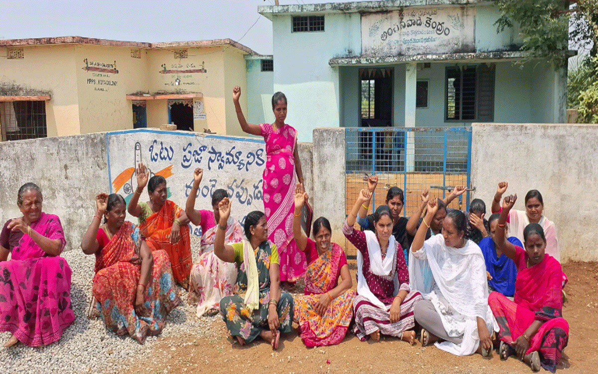 Julurupadu : అంగన్వాడీ ఆయా బదిలీపై వివాదం.. స్థానికులకే అవకాశం ఇవ్వాలని మహిళల ఆందోళన