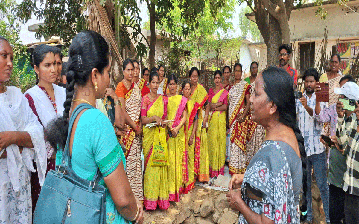 Julurupadu : అంగ‌న్‌వాడీ ఆయా బ‌దిలీపై వివాదం.. స్థానికుల‌కే అవ‌కాశం ఇవ్వాల‌ని మ‌హిళ‌ల ఆందోళ‌న‌