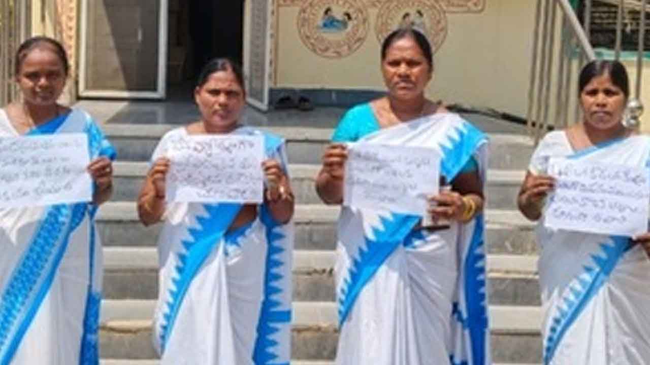 Asha workers | కేంద్ర ప్రభుత్వం తీరుపై ఆరోగ్య కేంద్రాల వద్ద ఆశాల నిరసన
