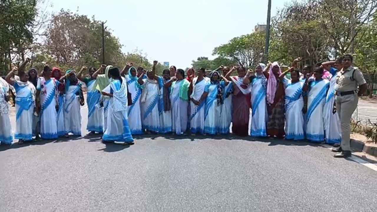 Asha workers | సమస్యల సాధన కోసం తిమ్మాపూర్‌లో రోడ్డెక్కిన ఆశ వర్కర్లు