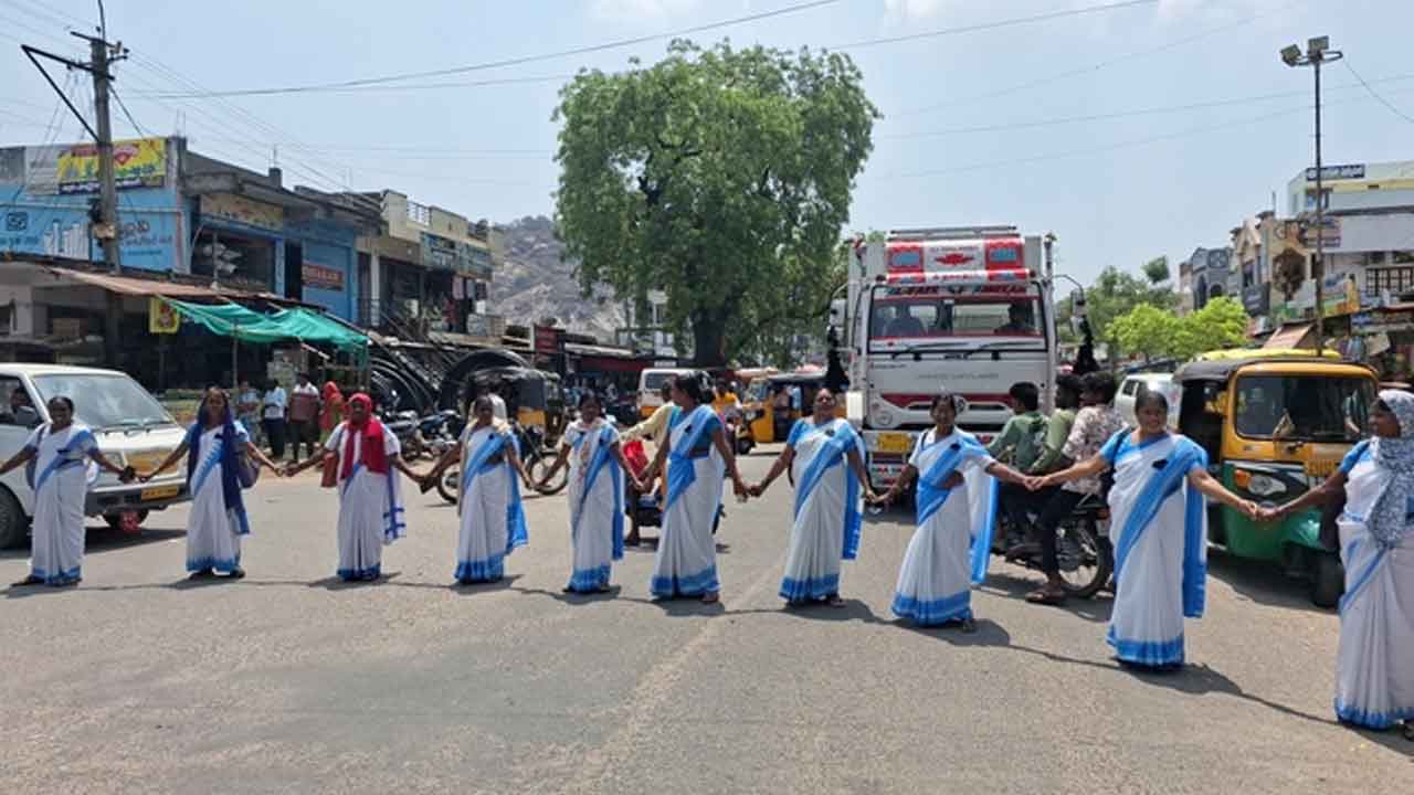 Asha workers | అక్రమ అరెస్టులను నిరసిస్తూ ఆశ వర్కర్ల రాస్తారోకో