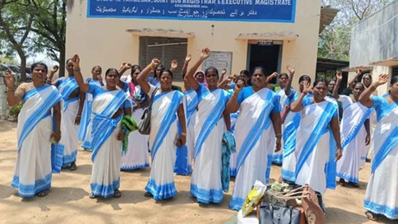 Asha workers | తహసిల్దార్ కార్యాలయం ఎదుట ఆశాల ధర్నా