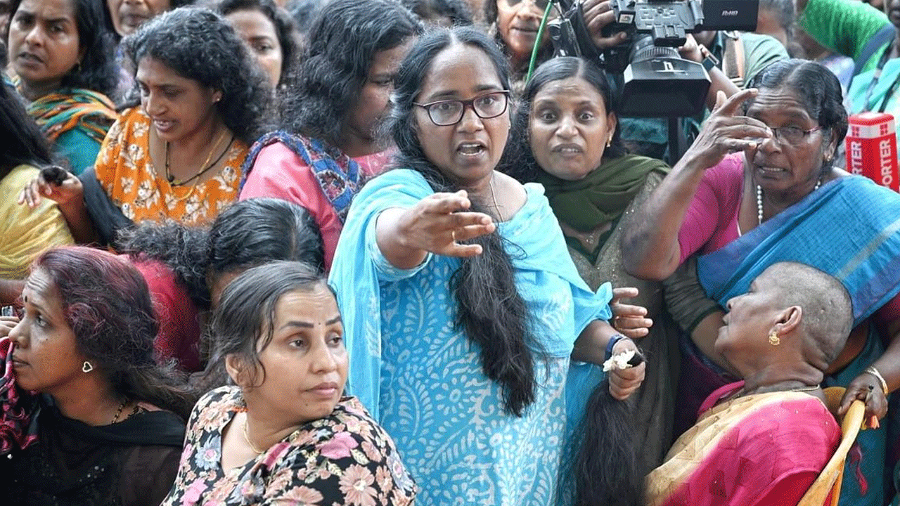 ASHA Workers: ప‌ట్టించుకోని ప్ర‌భుత్వం.. శిరోముండ‌నం చేసుకున్న ఆశా వ‌ర్క‌ర్లు