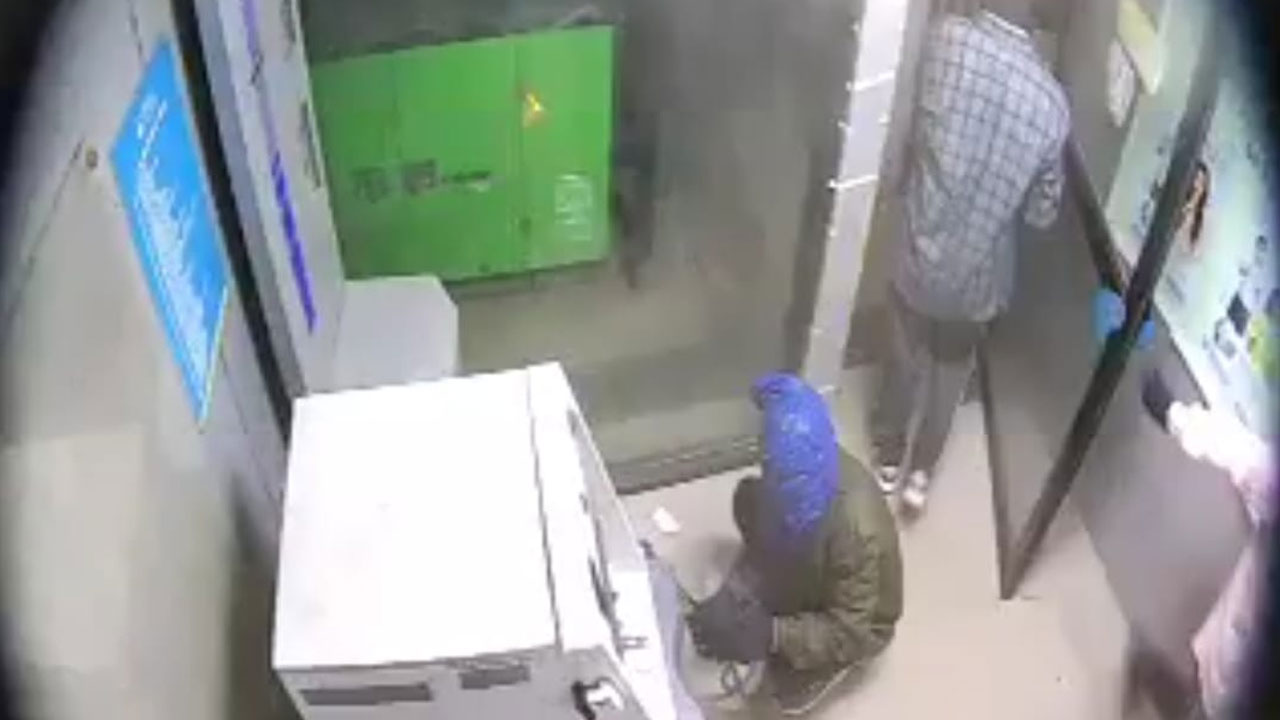 Maheshwaram | నాలుగు నిమిషాల్లోనే ఏటీఎంను కొల్లగొట్టారు.. మహేశ్వరంలో ఘటన