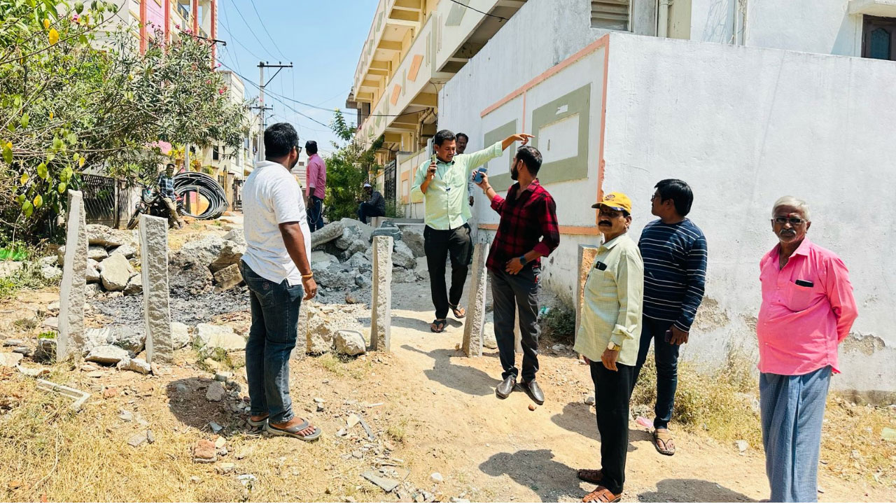 Badangpet | అధికార పార్టీ నేత అండదండలతో.. రోడ్డు మంజూరైన వేయనీయని వైనం