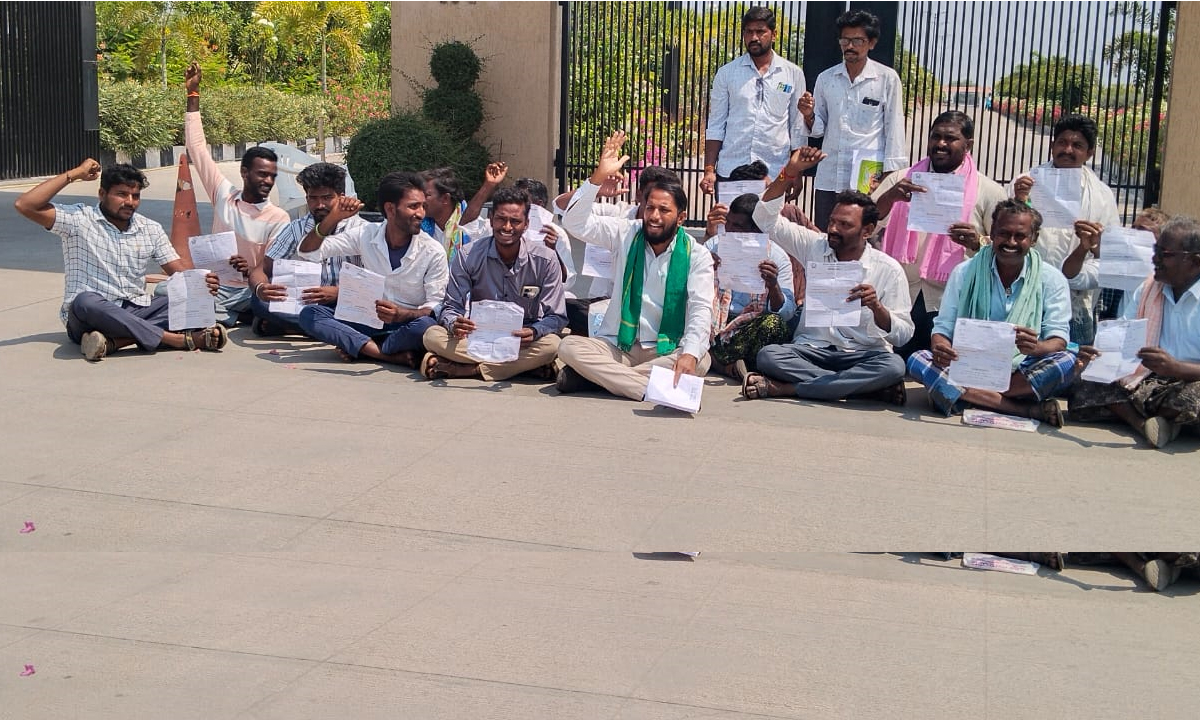 వడ్ల కొనుగోలు బోనస్ కోసం కలెక్టర్ కార్యాలయం ముందు రైతుల నిరసన