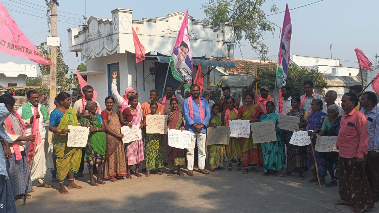 Tungaturthi | ఎన్నిక‌ల హామీలు నెర‌వేర్చాలంటూ మ‌హిళ‌లు, రైతుల ధ‌ర్నా