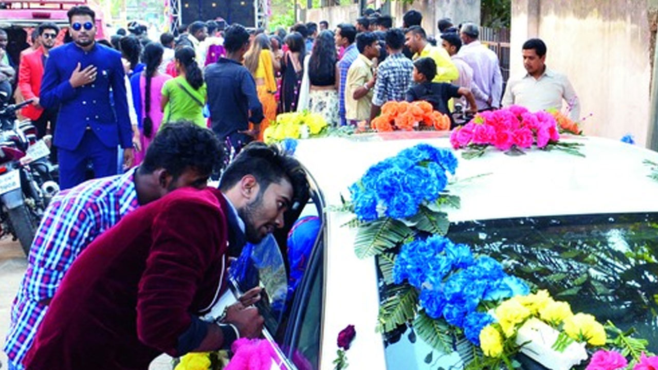 Shankarapatnam | పెండ్లి వేడుకలో అపశృతి.. బరాత్‌ తీస్తుండగా జనంపై దూసుకెళ్లిన వధూవరుల కారు