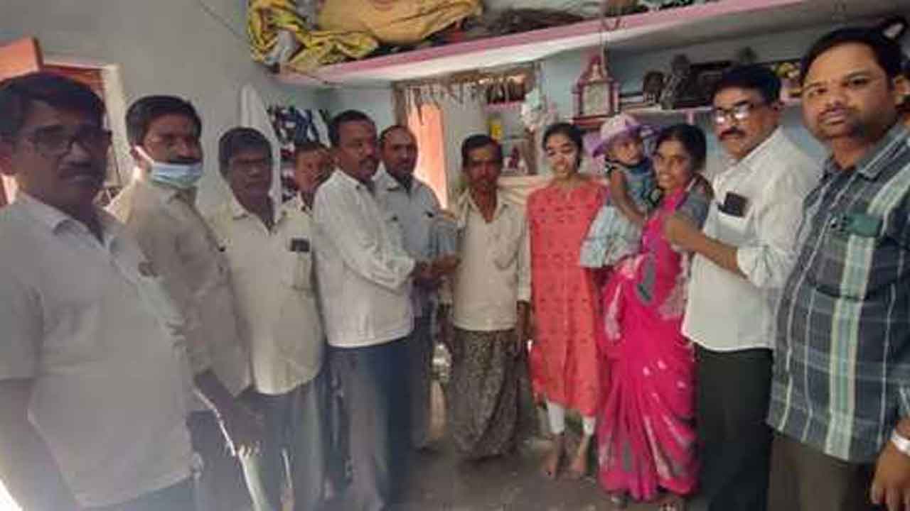 Nallabelli | మౌనికను సన్మానించిన బీసీ నేతలు