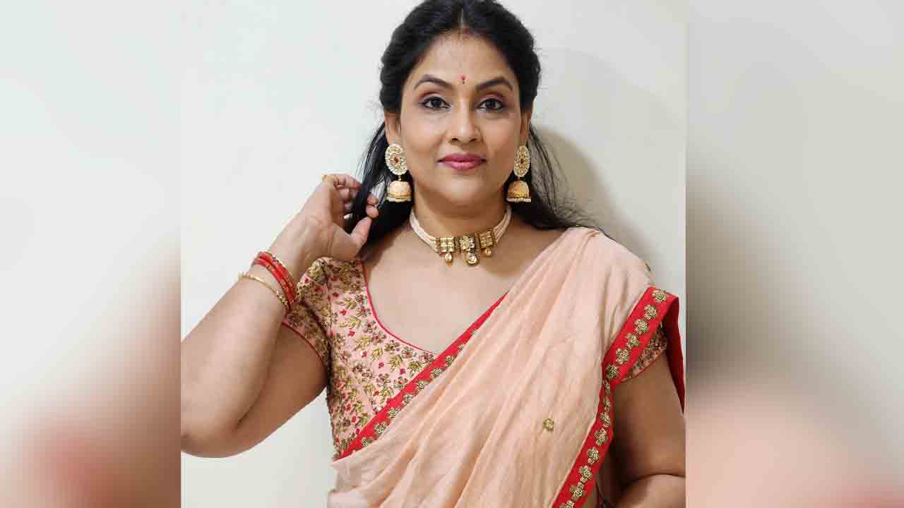 Gayatri Bhargavi | బ్ర‌తికున్న భ‌ర్త‌ను థంబ్‌నెయిల్‌తో చంపేశారు.. iDream యూట్యూబ్ ఛాన‌ల్‌పై న‌టి తీవ్ర విమ‌ర్శ‌లు