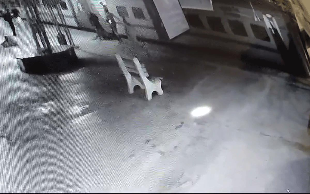 Bhongir Railway Station : ప్లాట్‌ఫామ్‌-రైలు మధ్యలో ఇరుక్కుపోయిన వ్య‌క్తి.. కాపాడిన కానిస్టేబుల్‌