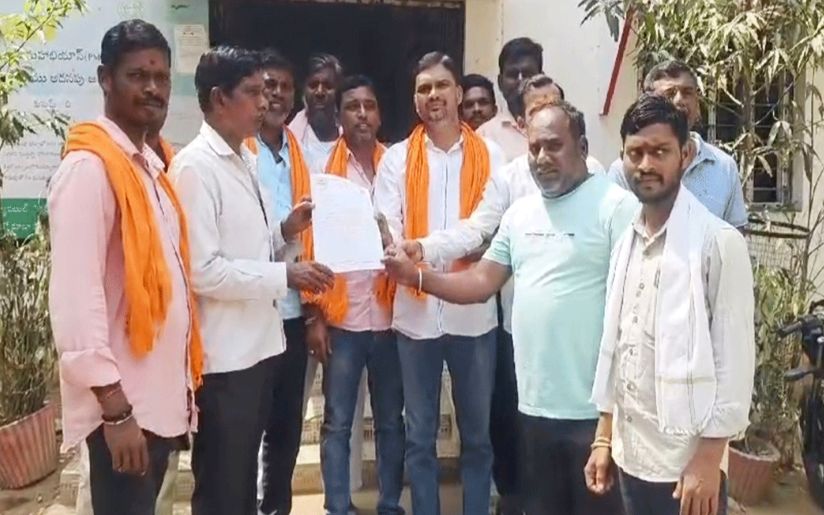 Kotagiri : స్కూల్ నుండి ఆస్ప‌త్రి వరకు రోడ్డు వేయాలని బీజేపీ నాయ‌కుల‌ ధ‌ర్నా