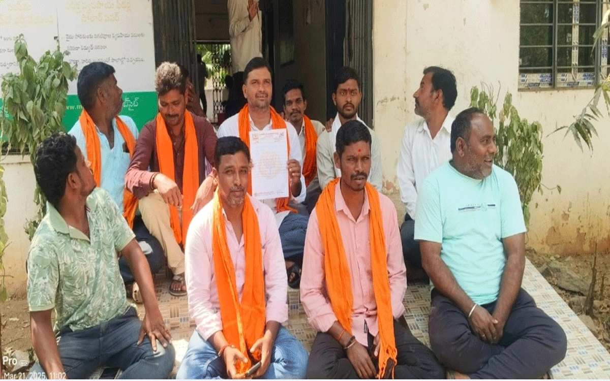 Kotagiri : స్కూల్ నుండి ఆస్ప‌త్రి వరకు రోడ్డు వేయాలని బీజేపీ నాయ‌కుల‌ ధ‌ర్నా