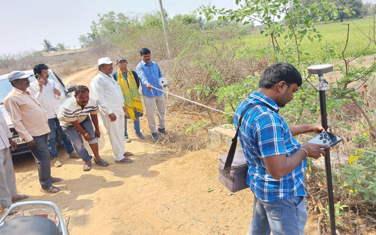 Land survey : బొల్లెపల్ల్లి కాల్వకు కొనసాగుతున్న భూ సర్వే