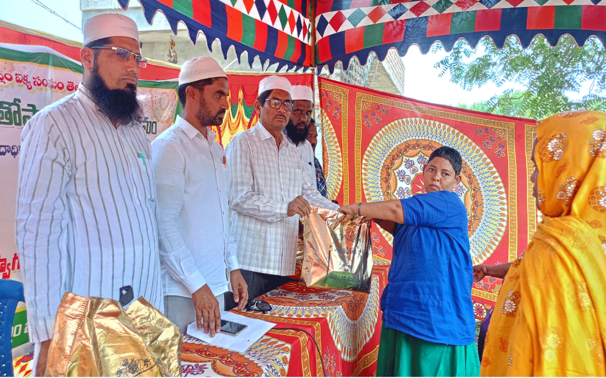 Ramadan Thofa : బోనకల్లులో పేద ముస్లింలకు రంజాన్ తోఫాల పంపిణీ