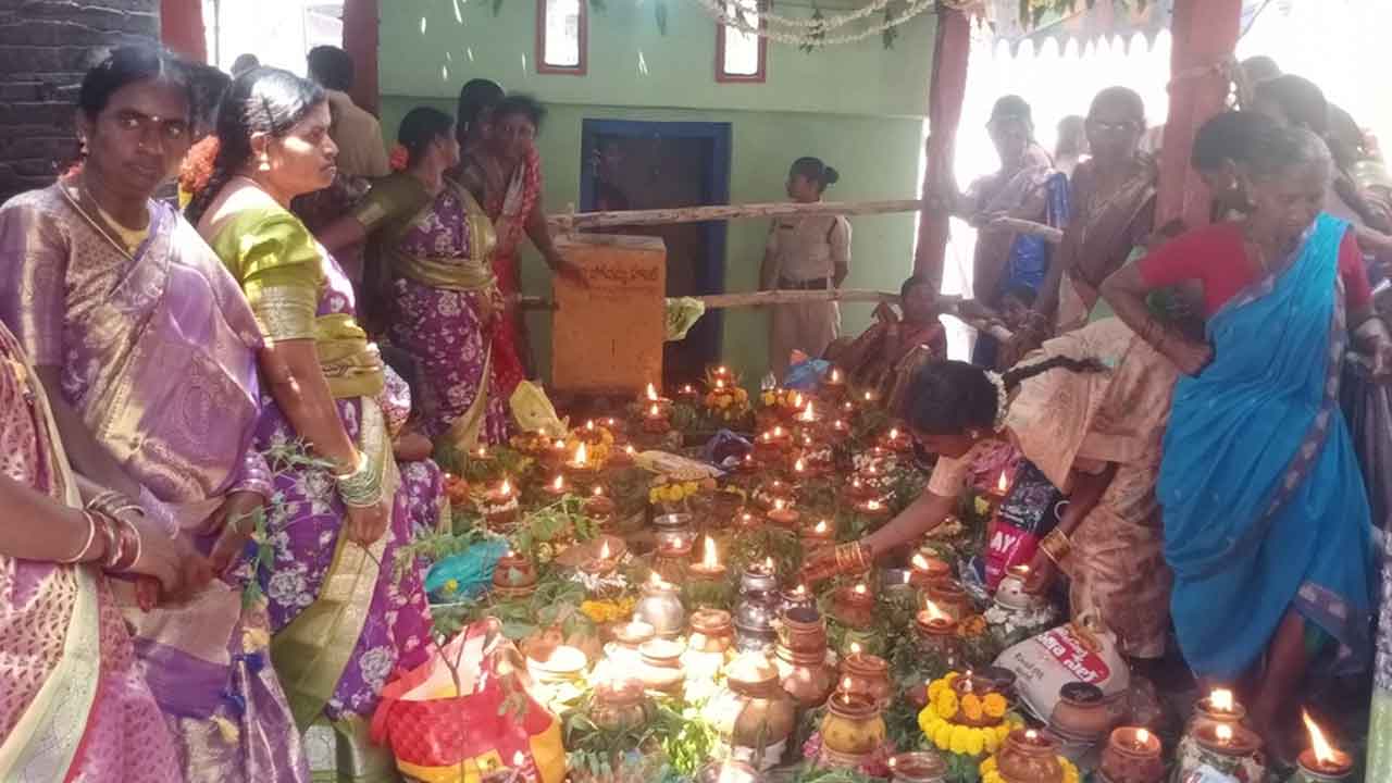 Baddi Pochamma | వేయి కండ్ల పోచమ్మకు వేల వేల దండాలు.. వైభవంగా బద్ది పోచమ్మ జాతర : వీడియో