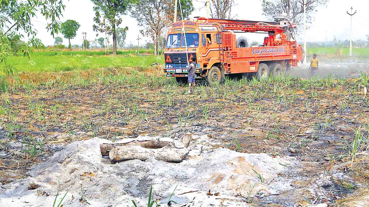 Farmers | రెండెకరాల కోసం ఒకేరోజు 4 బోర్లు.. అయినా ఫలించని రైతు సోదరుల భగీరథ ప్రయత్నం