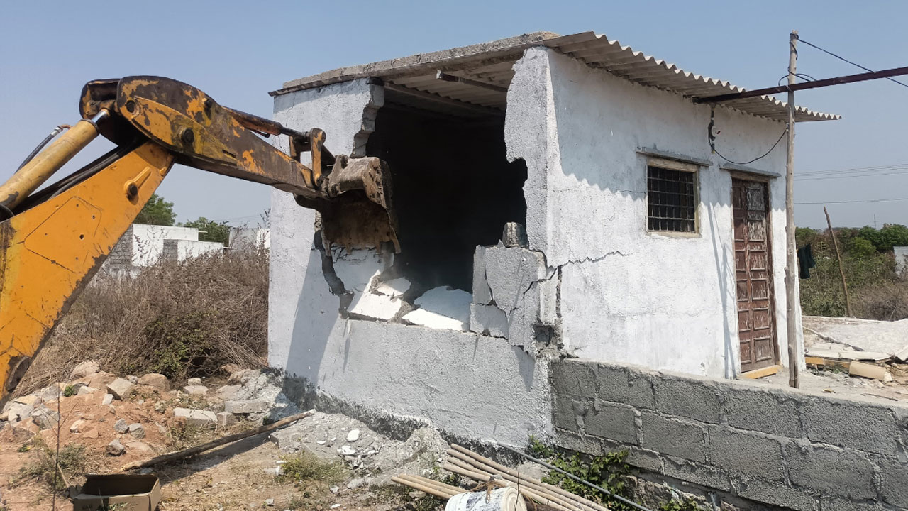 Bowrampet | బౌరంపేటలో అక్రమ నిర్మాణాలను కూల్చివేత
