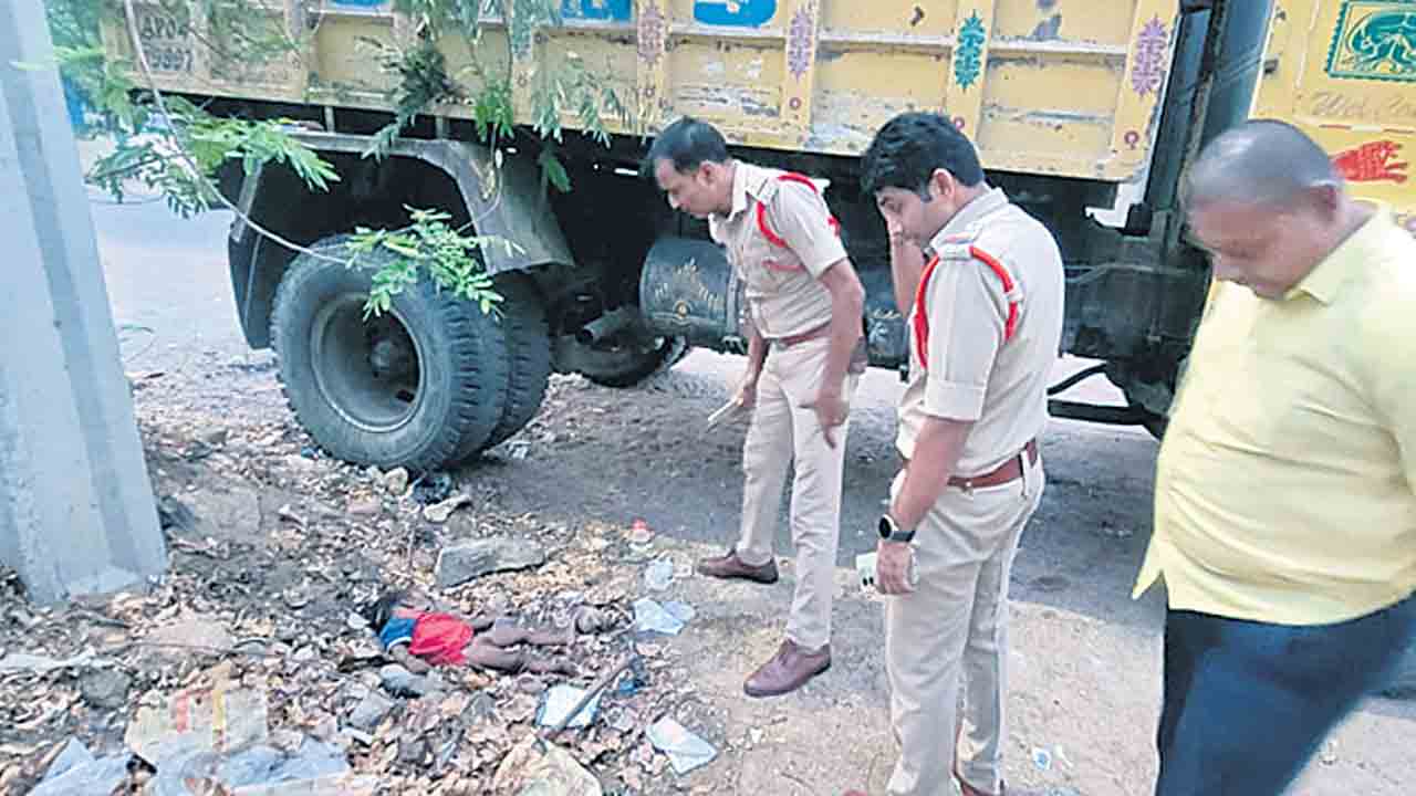 రోడ్డు పక్కన బాలుడి మృతదేహం