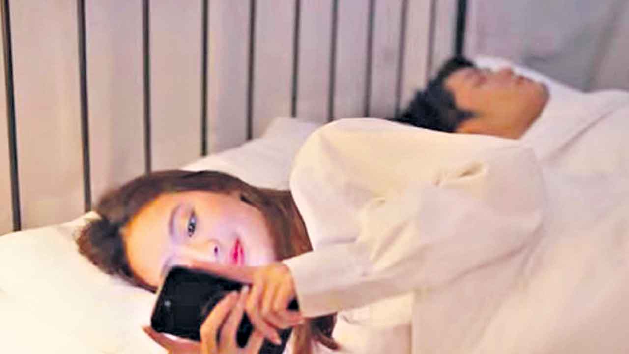 High Court | బాయ్‌ఫ్రెండ్స్‌తో భార్య అసభ్యకర చాటింగా?.. ఏ భర్తా భరించడు: హైకోర్టు