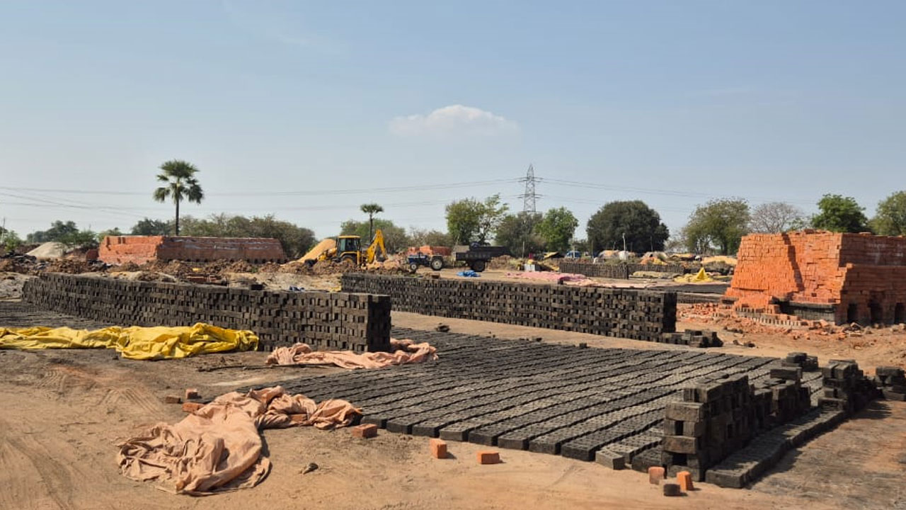 ఇష్టారాజ్యంగా ఇటుకు బట్టీల నిర్వహణ.. కాలుష్య కోరల్లో పల్లెలు