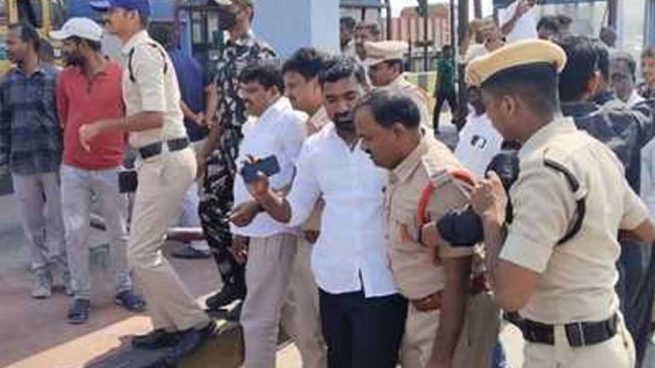 Politics | అటు బీఆర్ఎస్, ఇటు కాంగ్రెస్ మధ్యలో పోలీసులు..రసవత్తరంగా మానకొండూరు పాలిటిక్స్‌