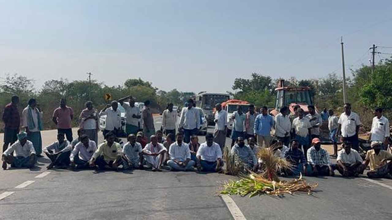 BRS dharna | గోదావరి జలాలతో చెరువులు నింపాలని బీఆర్‌ఎస్‌ నేతల ధర్నా