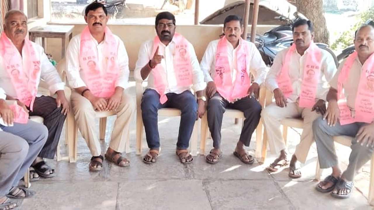 పార్టీలు మారిన ఊసరవెల్లిలు సిగ్గుపడాలి : బీఆర్‌ఎస్‌ నాయకుల విమర్శ