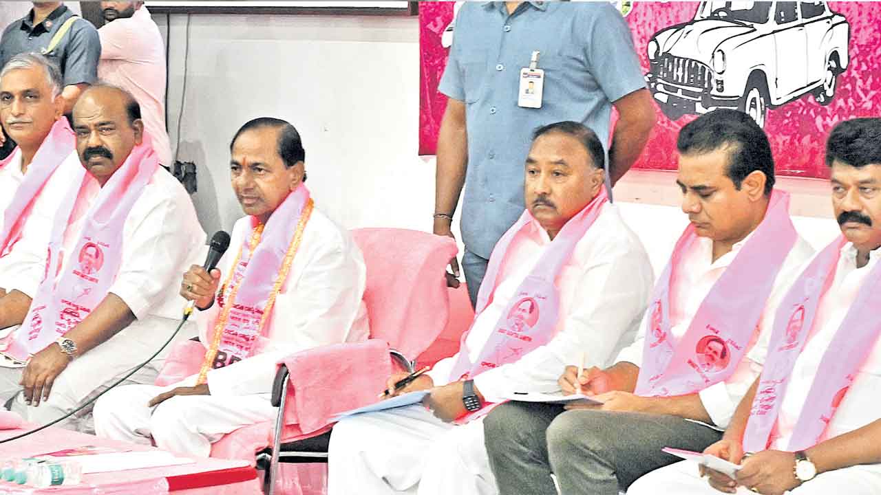 KCR | సర్కారును చీల్చి చెండాడుదాం.. ప్రజాప్రతినిధులకు కేసీఆర్‌ దిశానిర్దేశం